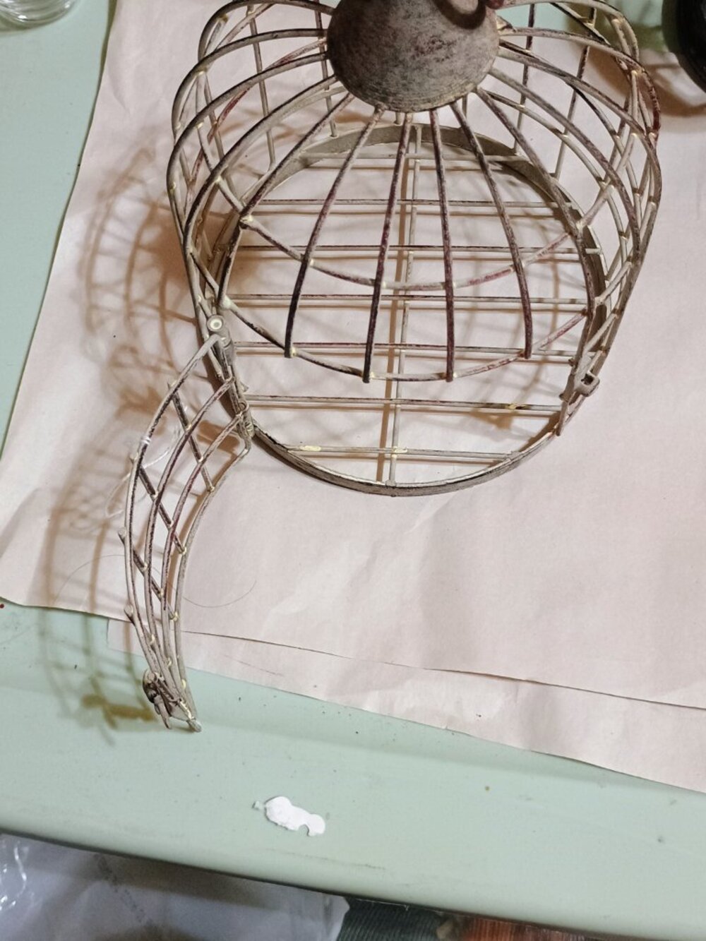 Vintage small hanging bird cage with locking mechanism - Picture 2 of 5